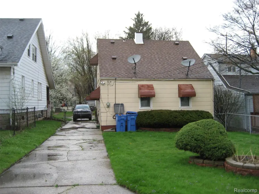 25613 Powers Avenue, Dearborn Heights, MI 48125 - #2