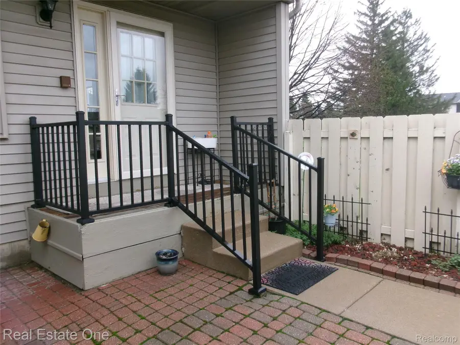 61960 Arlington Circle #6, South Lyon, MI 48178 - #3