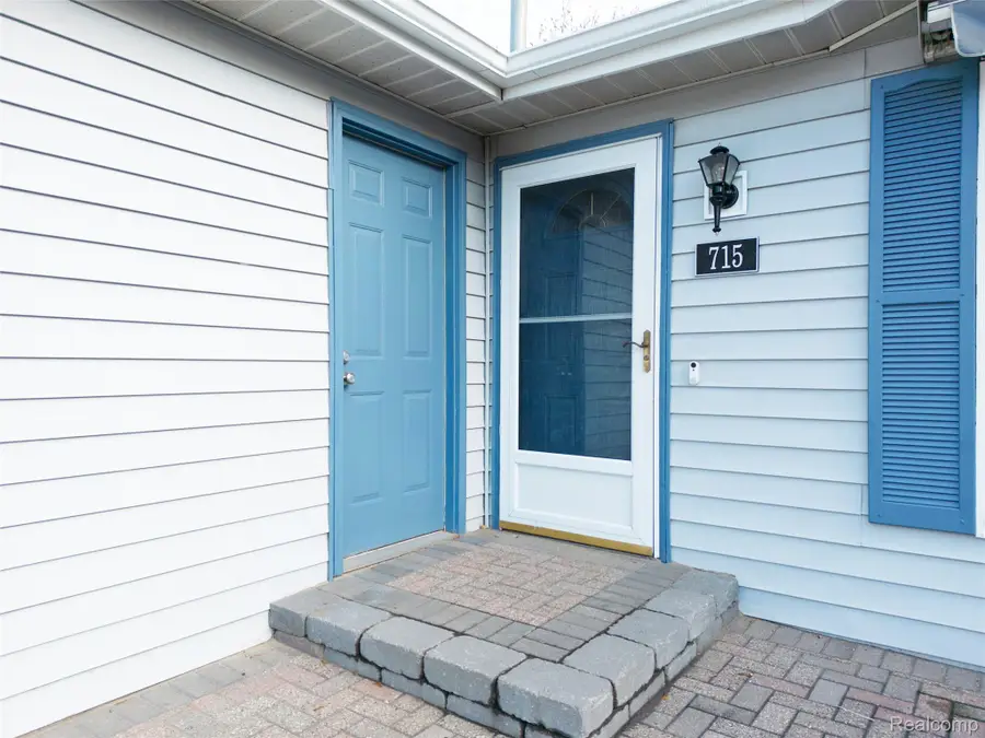 715 Lakeside Drive, Waterford, MI 48328 - #2