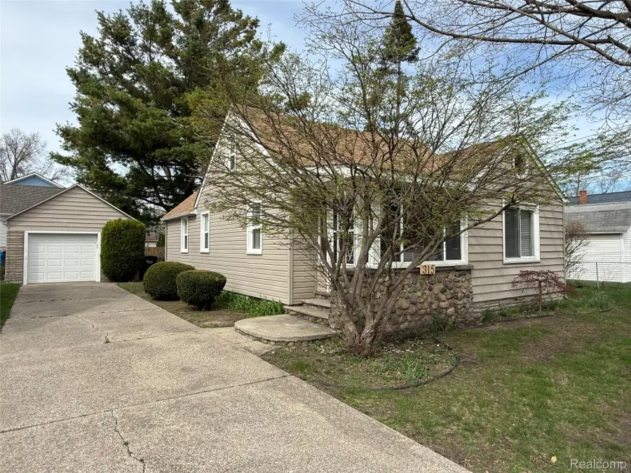 315 E Cowan Avenue, Madison Heights, MI 48071 - #2