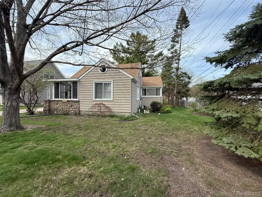 315 E Cowan Avenue, Madison Heights, MI 48071 - #3