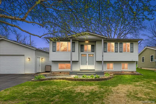 490 Glenn Court, LakeOrion, MI 48362