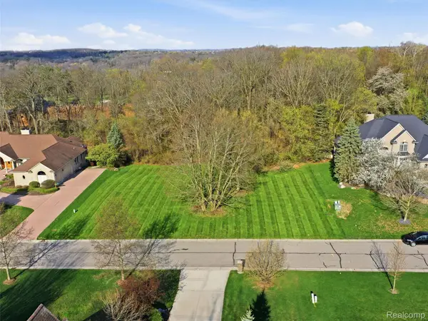 4710 Woodland Hills Drive, Rochester, MI 48306