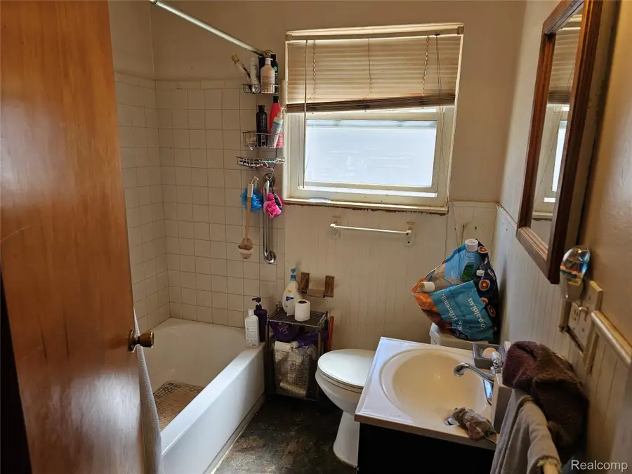 5643 Clippert Street, Dearborn Heights, MI 48125 - #2