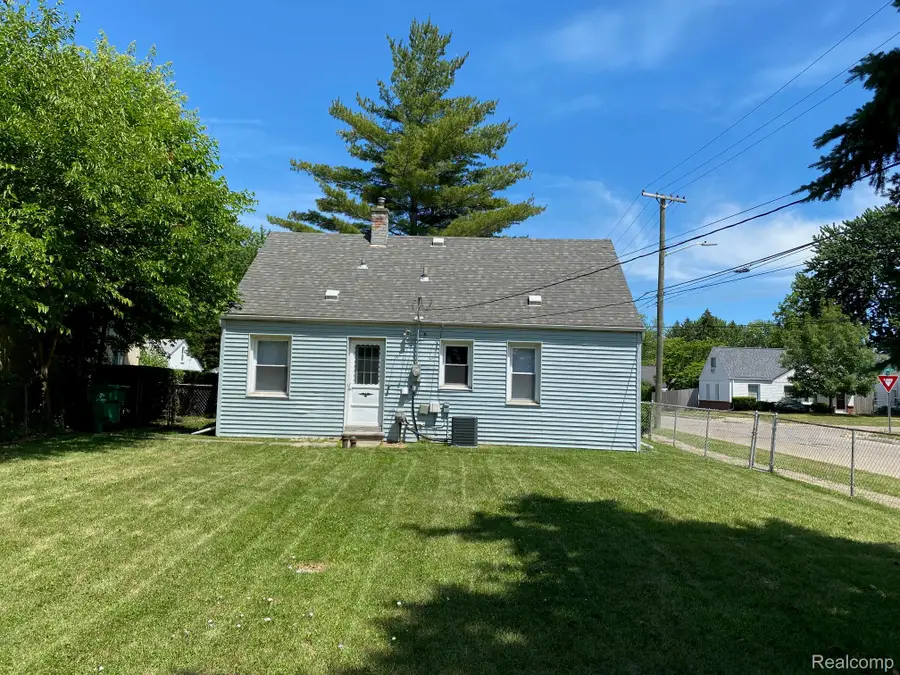 23007 Rosalind Avenue, Eastpointe, MI 48021 - #2