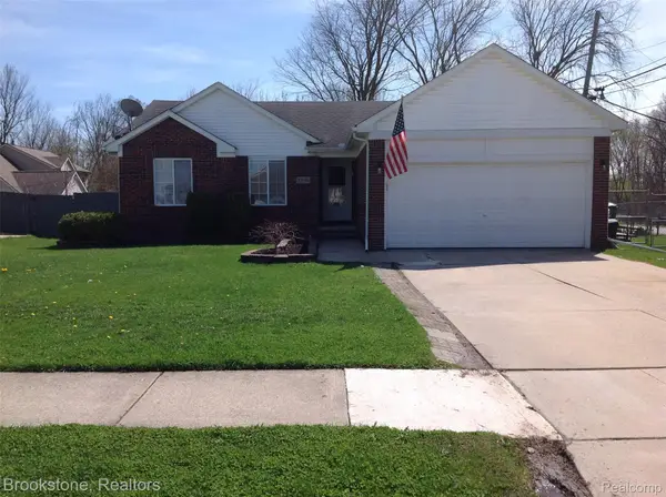 32010 N Oakcrest Drive E, Chesterfield, MI 48047
