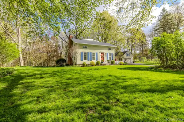 1081 E Tienken Road N, Rochester, MI 48306