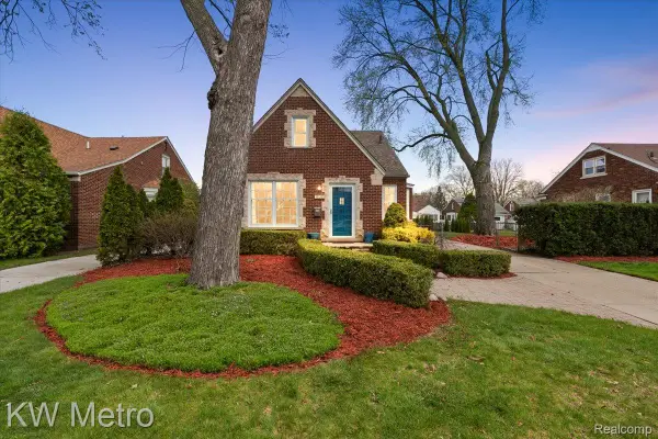 1830 Stanhope Street, GrossePointeWoods, MI 48236