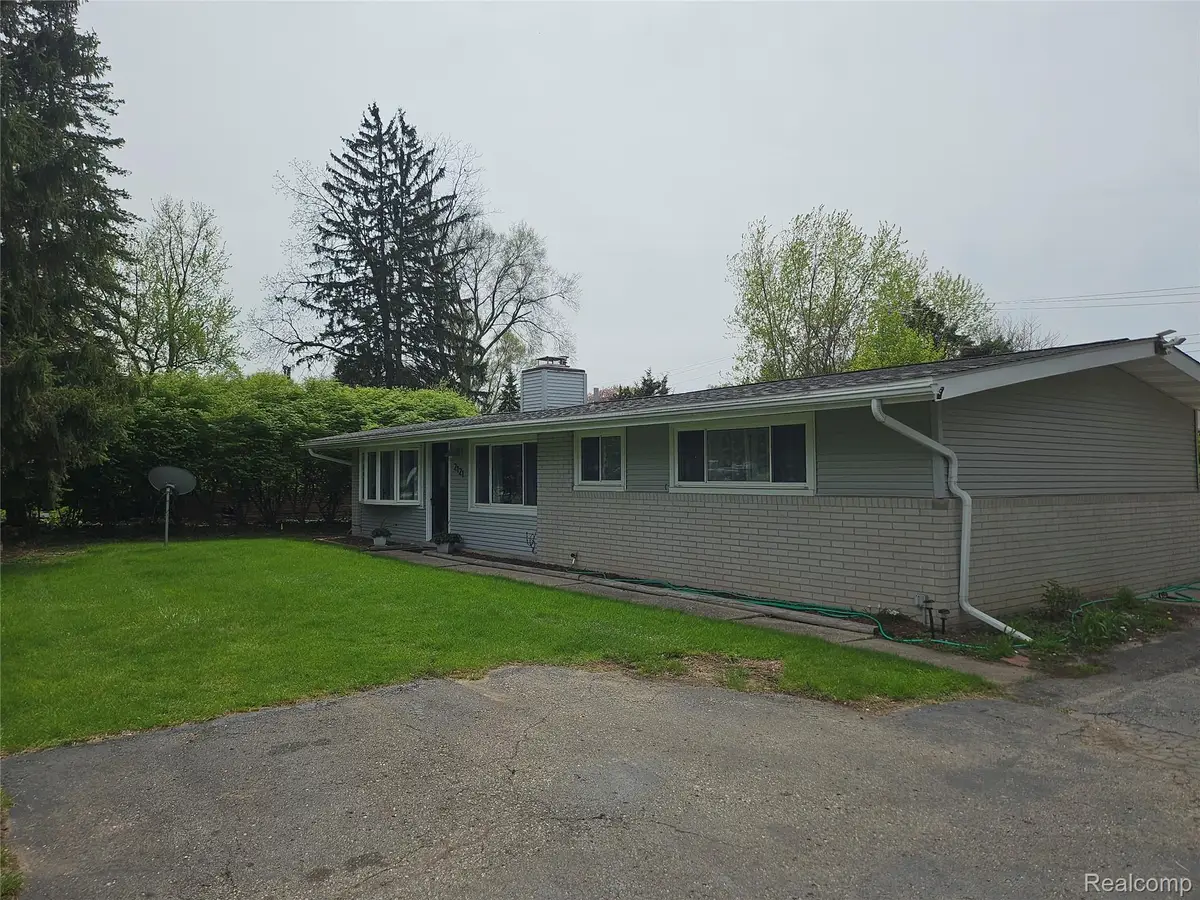 2121 S Commerce Road, Wolverine Lake, MI 48390 - #1