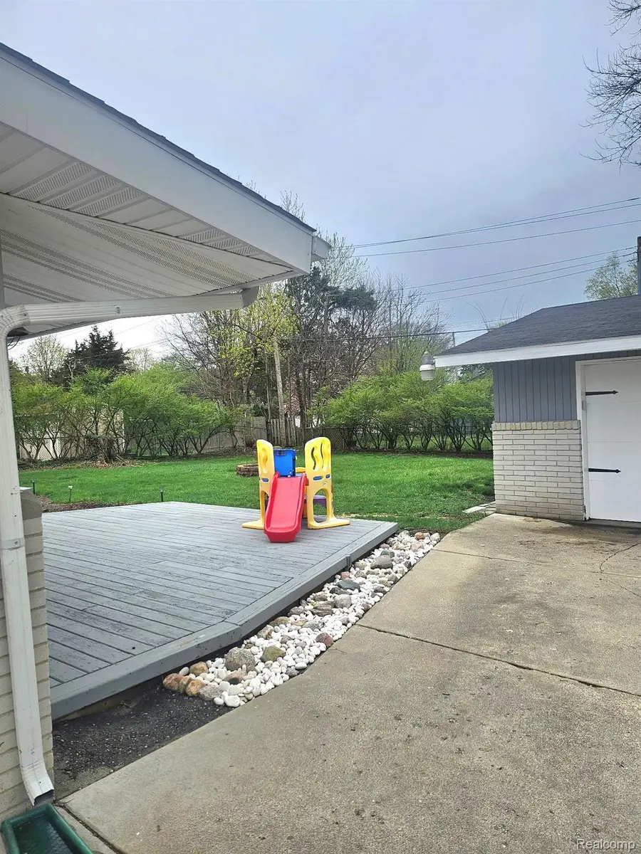 2121 S Commerce Road, Wolverine Lake, MI 48390 - #2