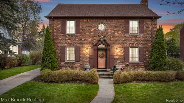 938 Lakepointe Street, GrossePointePark, MI 48230