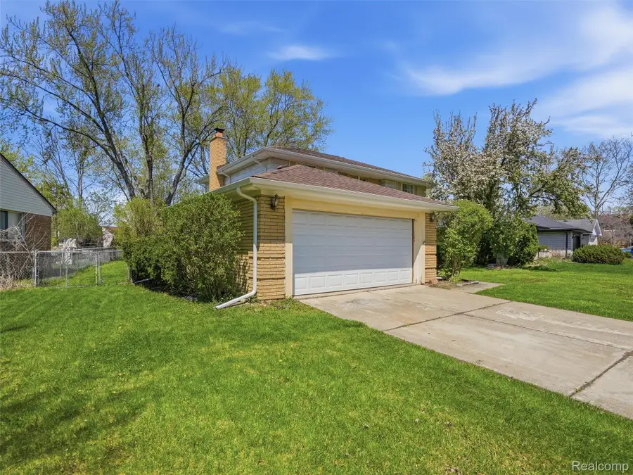 44242 N Umberland Circle, Canton, MI 48187 - #3