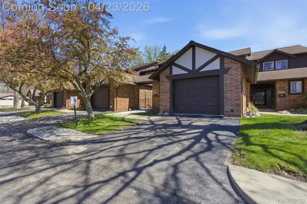 29242 Wellington Road W, Southfield, MI 48034