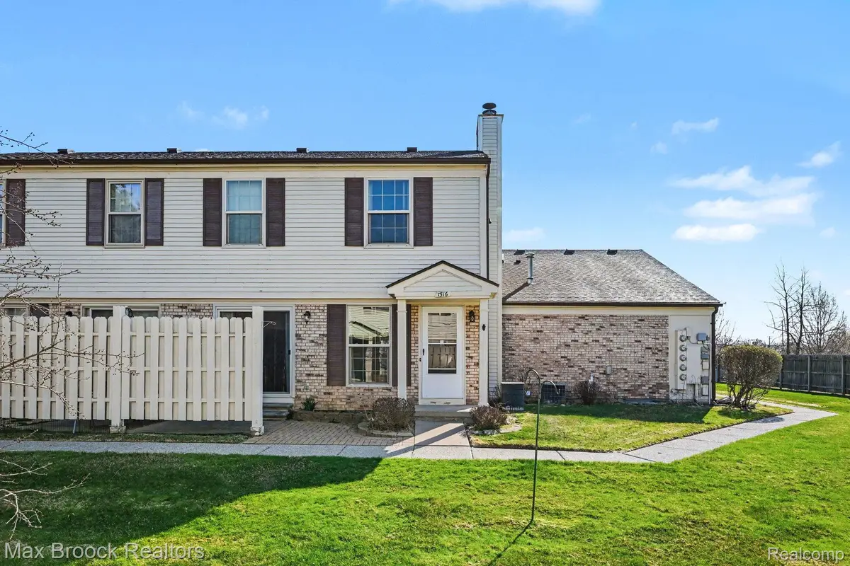 1516 S Dover Hill S, Walled Lake, MI 48390 - #1