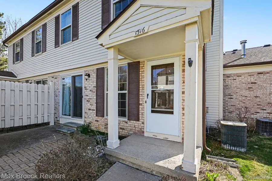 1516 S Dover Hill S, Walled Lake, MI 48390 - #3