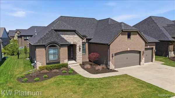 22003 Chaucer Court, Macomb, MI 48044
