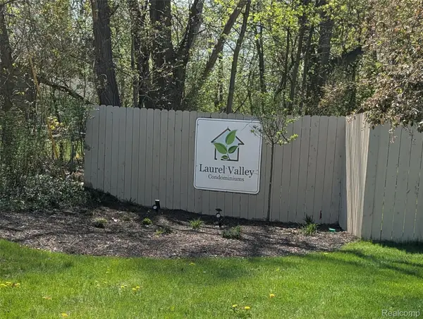 1390 Laurel Valley Drive, Waterford, MI 48327