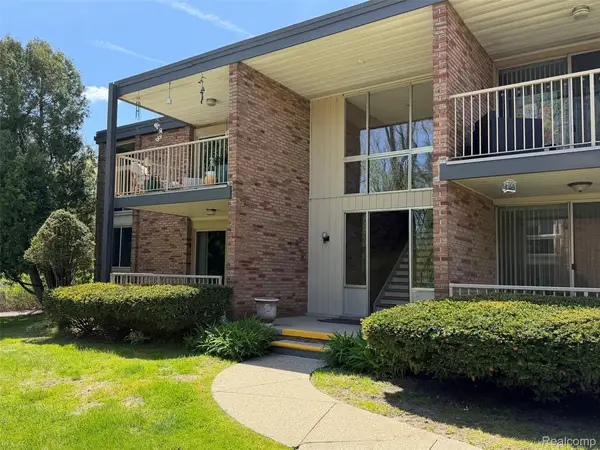 4043 W Maple #D 101, BloomfieldHills, MI 48301
