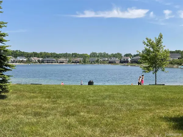1170 Glass Lake Circle, Oxford, MI 48371