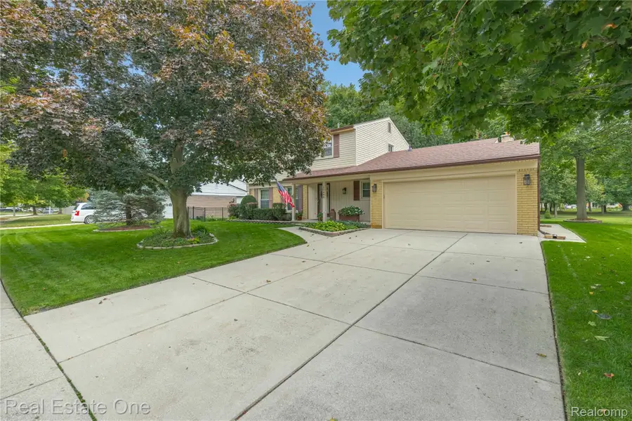 17486 Country Club Drive, Livonia, MI 48152 - #2