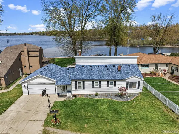 3142 Ponemah Drive, Fenton, MI 48430