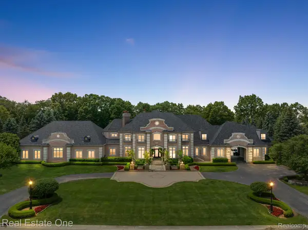 5174 Barrington Drive, Rochester, MI 48306