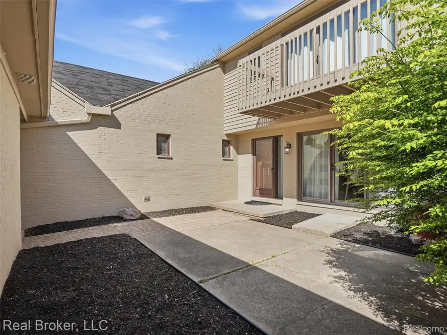 42115 E Edward Drive, Clinton, MI 48038 - #3