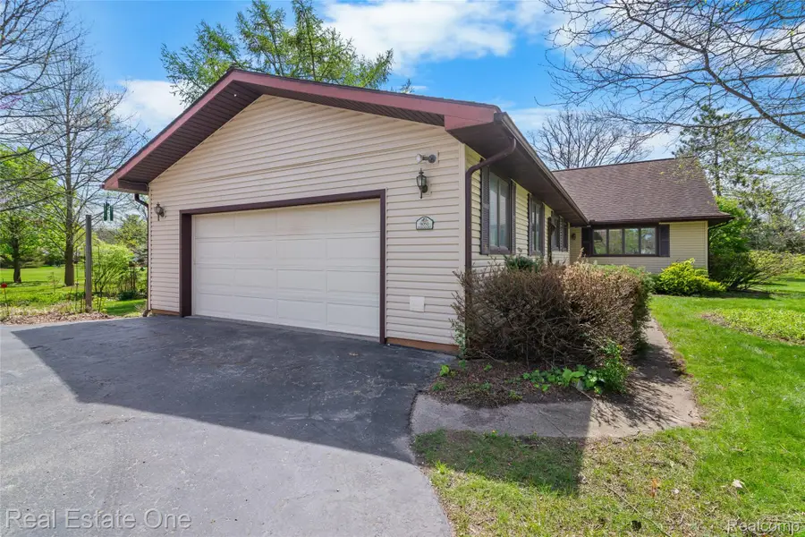 9050 Earhart Road, South Lyon, MI 48178 - #3