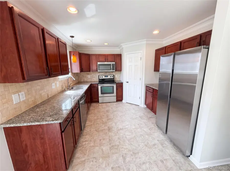 42824 Greystone Drive, Sterling Heights, MI 48313 - #2