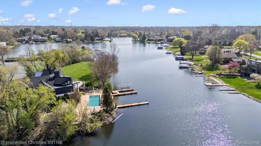 4912 Oakwood Court, Commerce Township, MI 48382 - #3