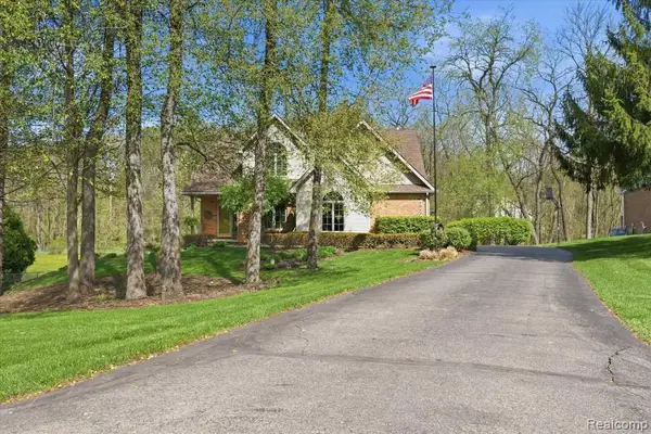7042 Autumn Wood Drive, Brighton, MI 48116