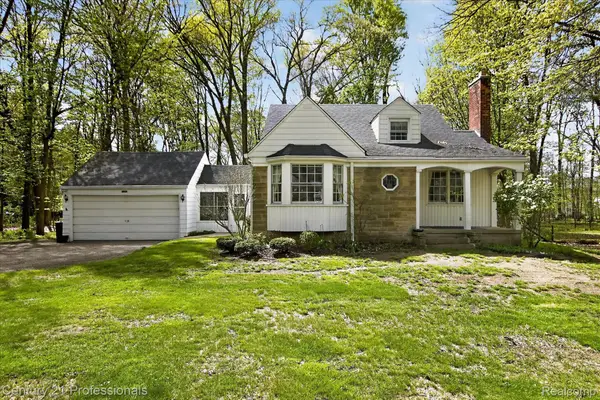 15985 Oak Drive, Livonia, MI 48154