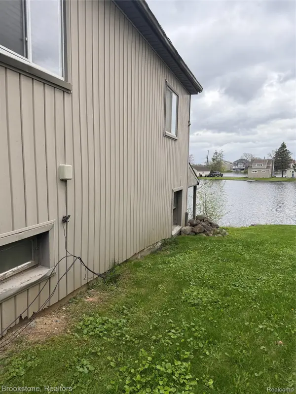 208 Brittain Drive, LakeOrion, MI 48362
