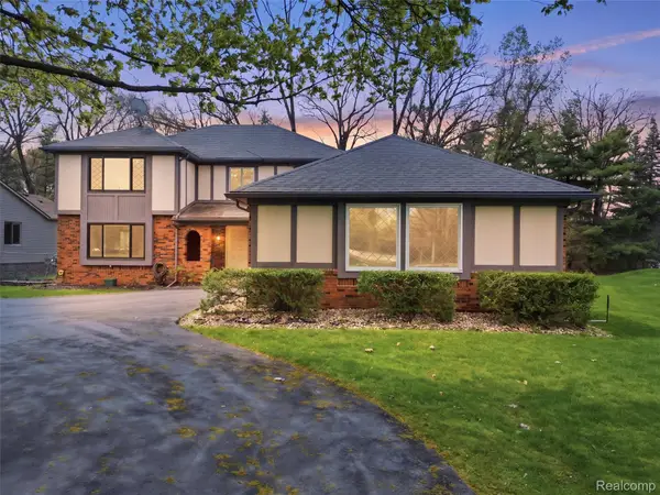 5800 Naneva Court, WestBloomfield, MI 48322