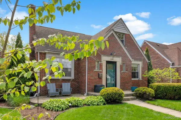 2101 Lochmoor Boulevard, GrossePointeWoods, MI 48236