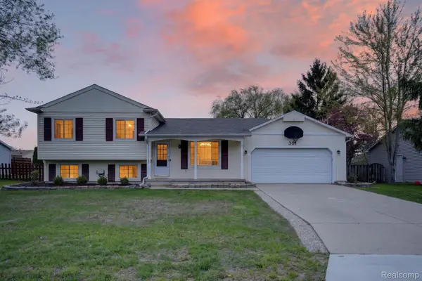 301 Lindenwood Drive, Linden, MI 48451