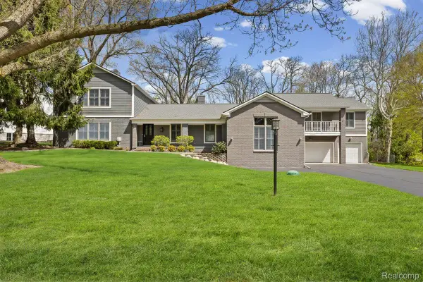 26296 Franklin Court, Franklin, MI 48025