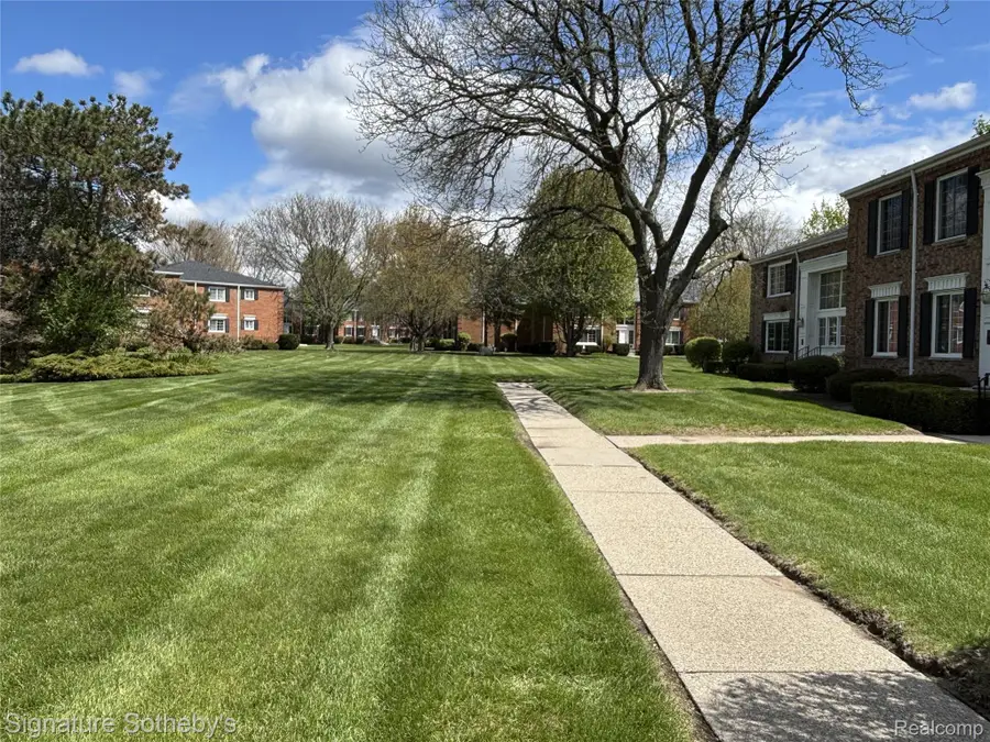 689 E Fox Hills Drive #65, Bloomfield, MI 48304 - #2