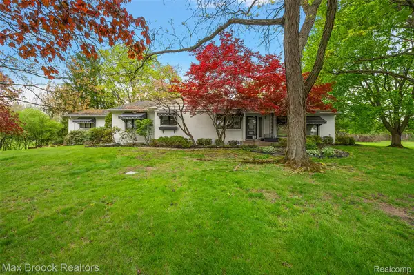 30400 Woodhaven Lane, BeverlyHills, MI 48025