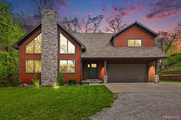 10429 9 Mile Road, WhitmoreLake, MI 48189