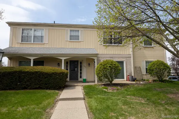 806 Bloomfield Village Boulevard #H, AuburnHills, MI 48326
