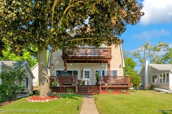8860 Rushside Drive, Pinckney, MI 48169