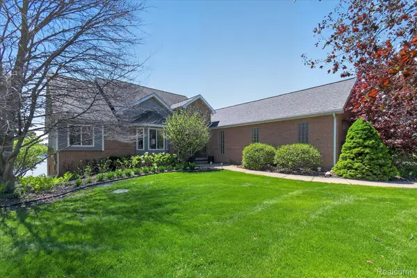 8955 Sandy Ridge Drive, WhiteLake, MI 48386
