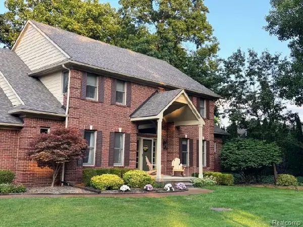 13757 Bridgewater Court, SouthLyon, MI 48178