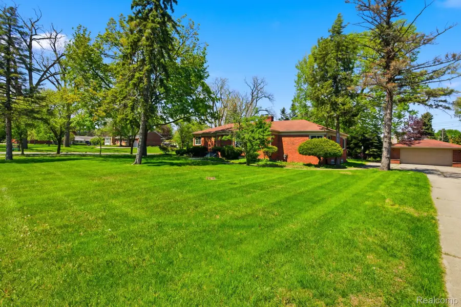35564 Schoolcraft Road, Livonia, MI 48150 - #2