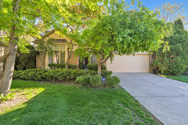 30 Turnberry Lane, Dearborn, MI 48120