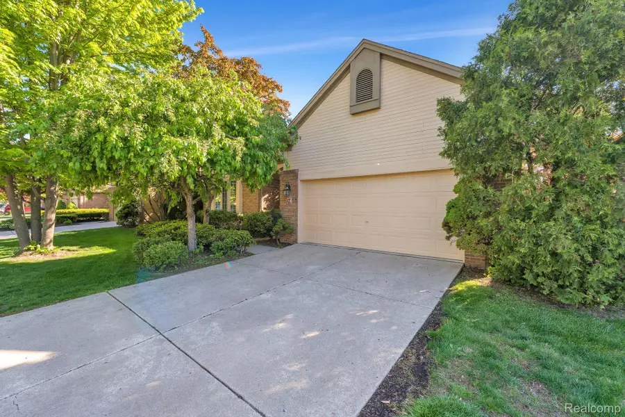 30 Turnberry Lane, Dearborn, MI 48120 - #3