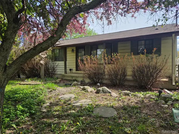 6300 Runyan Lake Road, Fenton, MI 48430