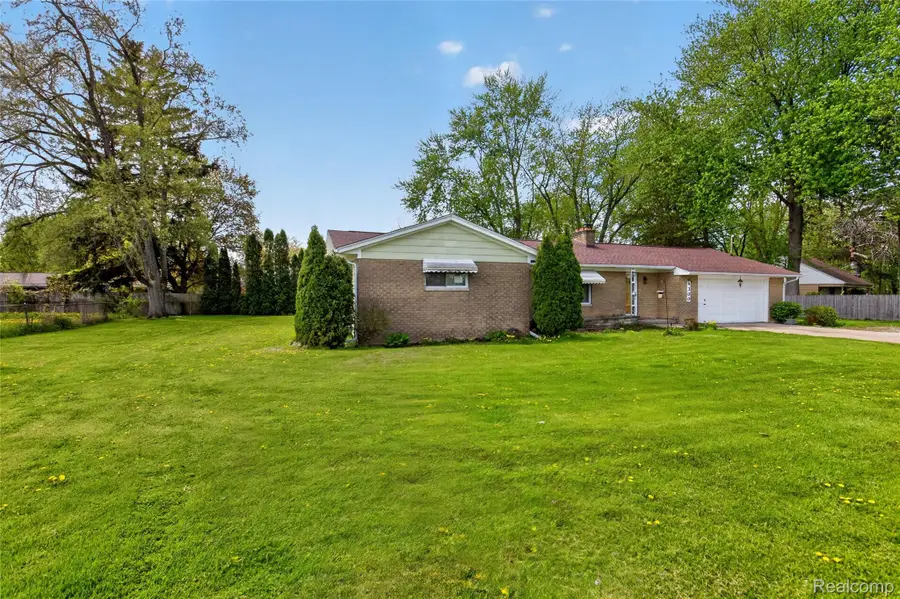 4300 S Washington Road, Saginaw, MI 48601 - #2