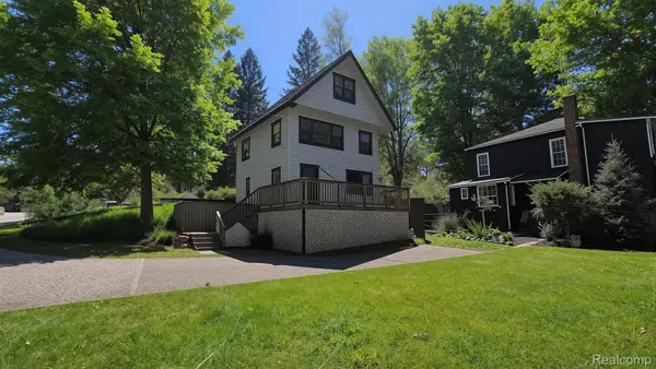 9847 Portage Lake Avenue, Pinckney, MI 48169
